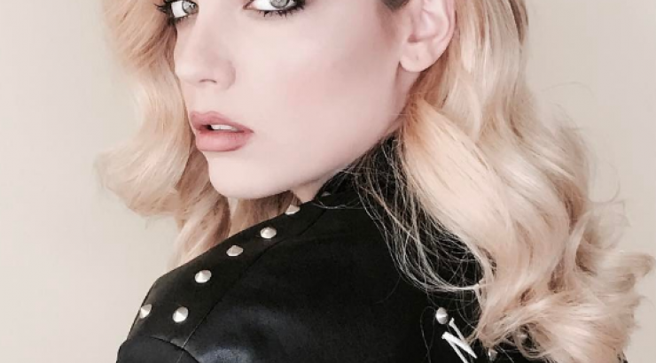 Άντρη Καραντώνη: Βόλτα με την κόρη της στην παραλία!