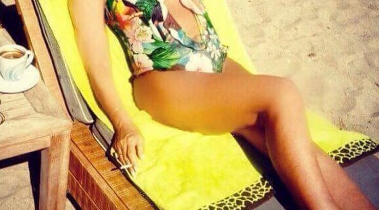 Πασίγνωστη Ελληνίδα 61 ετών φωτογραφίζεται με μαγιό και χωρίς ρετούς