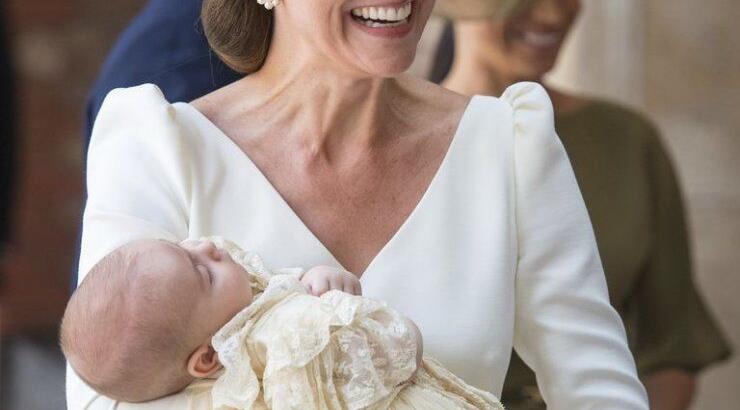 Η κομψή εμφάνιση της Kate Middleton στην βάφτιση του πρίγκιπα Louis