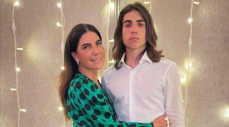 4 γυναίκες της μόδας ποζάρουν στην τελετή αποφοίτησης των παιδιών τους