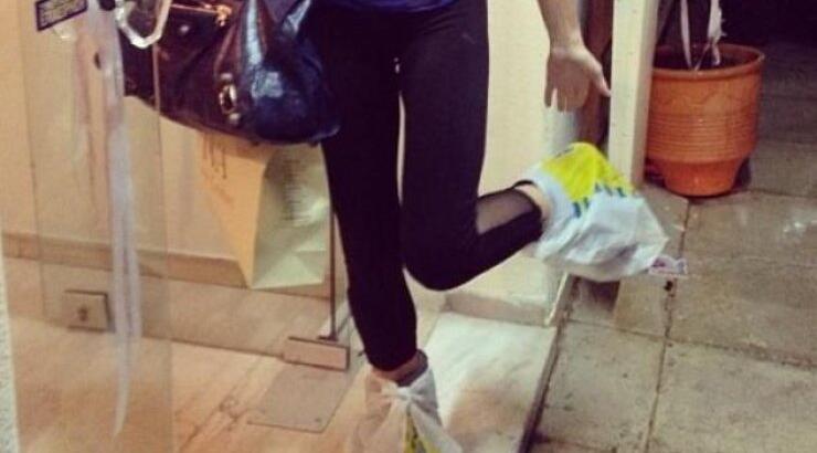 Ποια διάσημη Ελληνίδα κυκλοφορεί στη βροχή με σακούλες στα πόδια;