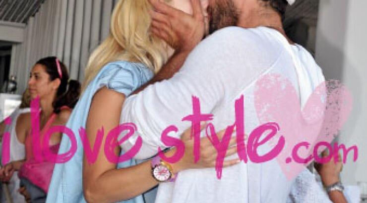 Xριστιάνα Αριστοτέλους - Κυριάκος Πελεκάνος: Καυτά φιλιά στο φωτογραφικό φακό