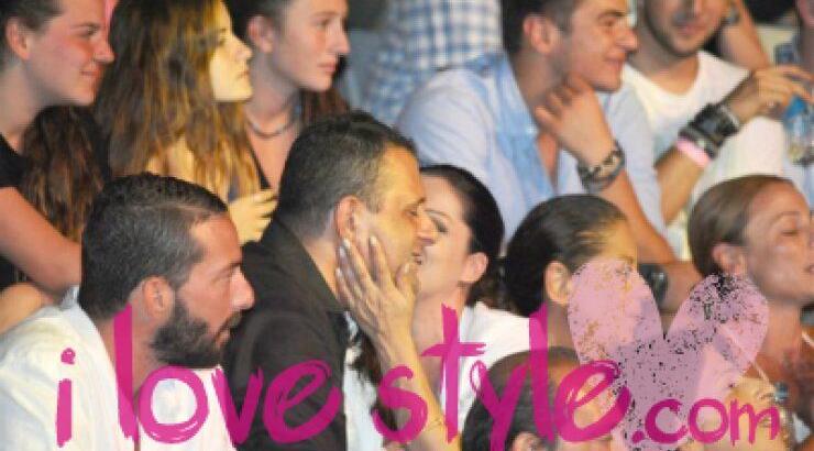 Κατερίνα Χριστοφίδου - Νίκος Κωτσονόπουλος: Τρυφερά φιλιά και χάδια στη συναυλία του τραγουδιστή του έρωτα στη Λάρνακα [εικόνες]