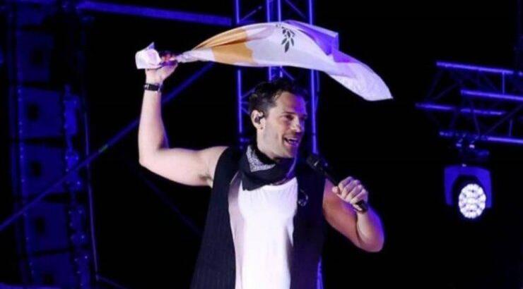 Κωνσταντίνος Αργυρός: Τραγούδησε την κυπριακή εκδοχή του “Ελεύθερος” σε συναυλία του στο Τορόντο 