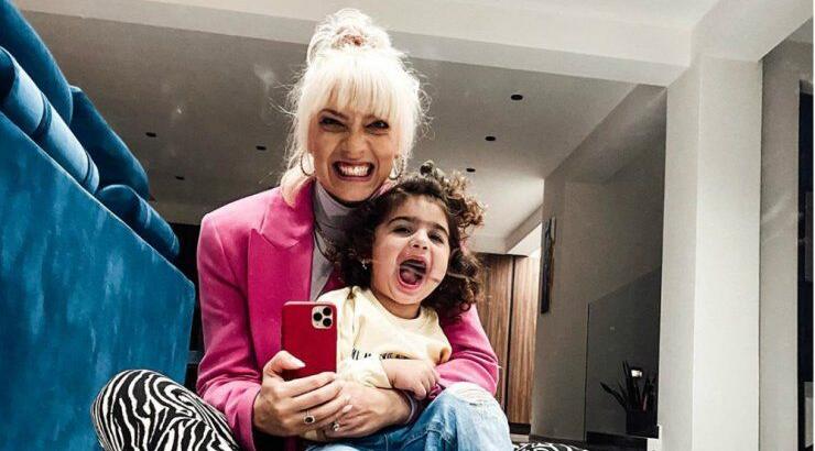 Η μικρή Αργυρώ έφτιαξε χειροποίητη κατασκευή για την γιαγιά της