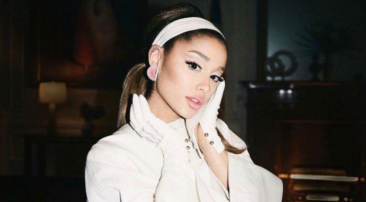 Ariana Grande: Αρραβωνιάστηκε δείχνοντας μας το λαμπερό της μονόπετρο [εικόνες]