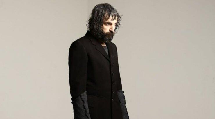 Άρης Σερβετάλης: Αποχώρησε από την παράστασή του αρνούμενος να παίζει μόνο για εμβολιασμένους θεατές