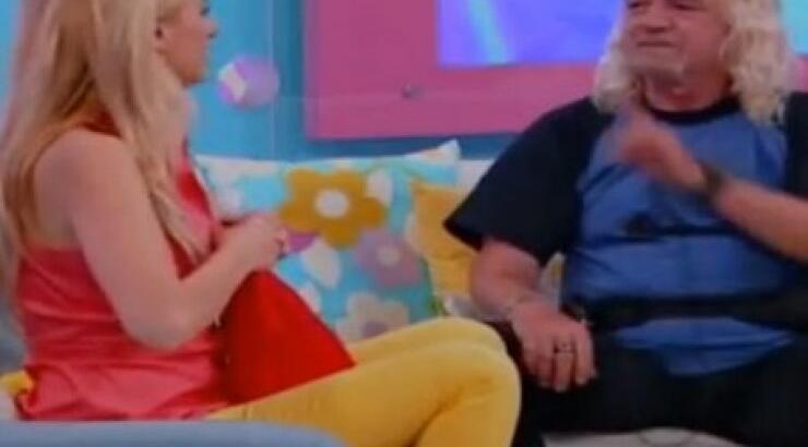 Ο ξανθός μάγος αφαίρεσε το σουτιέν της Χριστιάνας Αριστοτέλους στον αέρα της εκπομπής της