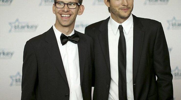 Ashton Kutcher: Η συγκλονιστική ιστορία του δίδυμου αδερφού του