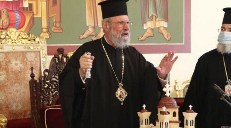 Ο Αρχιεπίσκοπος γιόρτασε τα 80α του γενέθλια με τούρτα σε σχήμα… εκκλησίας!