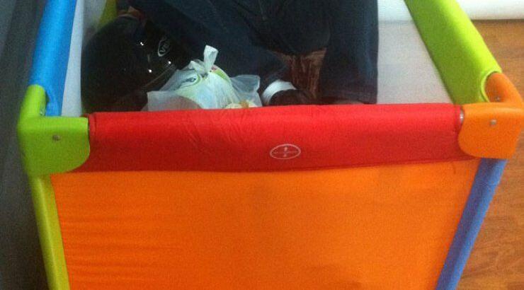 Ποιος πασίγνωστος Κύπριος ηθοποιός ξεκουράζεται κάπως έτσι; 	