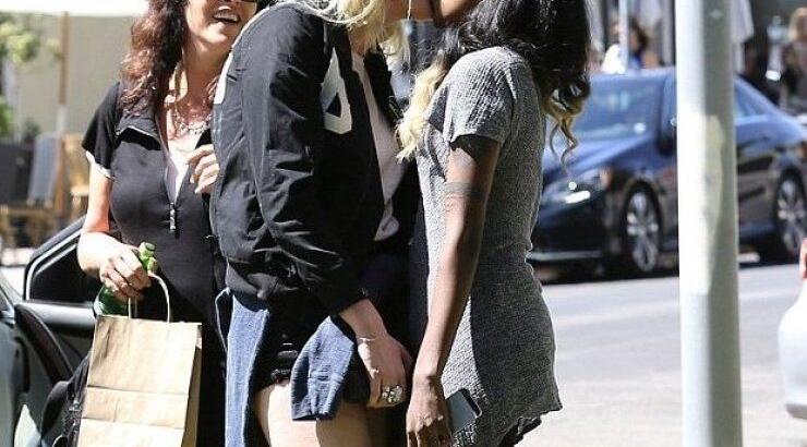 Bisexual η κόρη της Kim Basinger