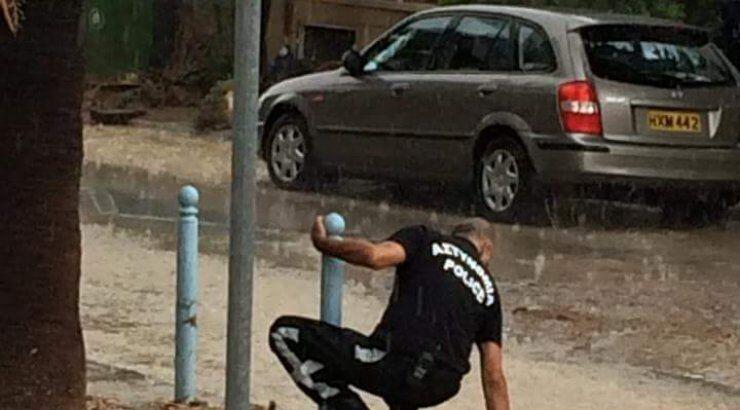 Αστυνομικός αδειάζει φρεάτιο με τα χέρια