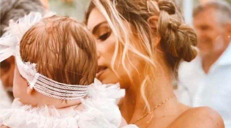 Η Αθηνά Οικονομάκου βάφτισε την κόρη της στη γενέτειρά της με Κύπρια νονά! [εικόνες]