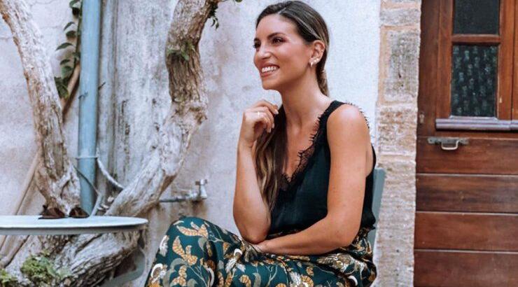 H Αθηνά Οικονομάκου φόρεσε το πιο σέξι τοπ που μπορείς να προσθέσεις στην transitional γκαρνταρόμπα