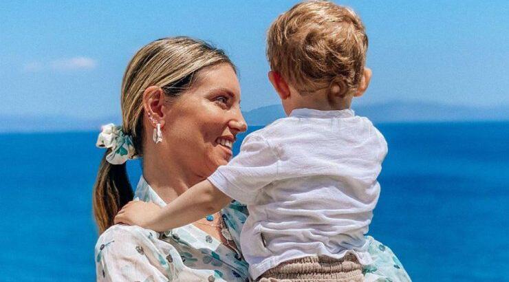 Αθηνά Οικονομάκου: Τα παιχνίδια του γιου της με τον σύζυγό της στην παραλία [βίντεο]