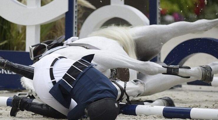 Καρέ καρέ η καταστροφική πτώση της Αθηνάς Ωνάση που οδήγησε στο θάνατο το άλογό της [βίντεο + εικόνες]