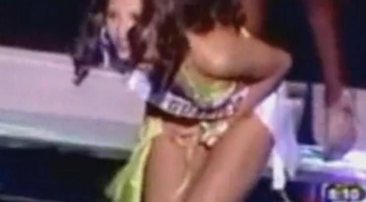 Απίστευτο ατύχημα: Λύθηκε στα καλλιστεία  το κάτω μέρος του μπικίνι της και το κατέγραψε η κάμερα