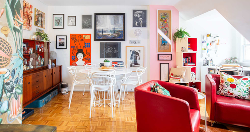 Μια σοφίτα 46τ.μ. αναβίωσε με έντονα χρώματα και μεταχειρισμένα ευρήματα