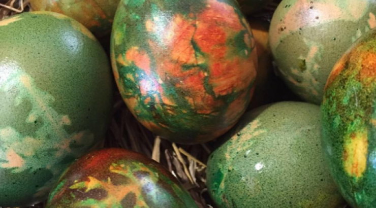 Το μυστικό για το βάψιμο των πασχαλινών αυγών από Κύπρια socialite!