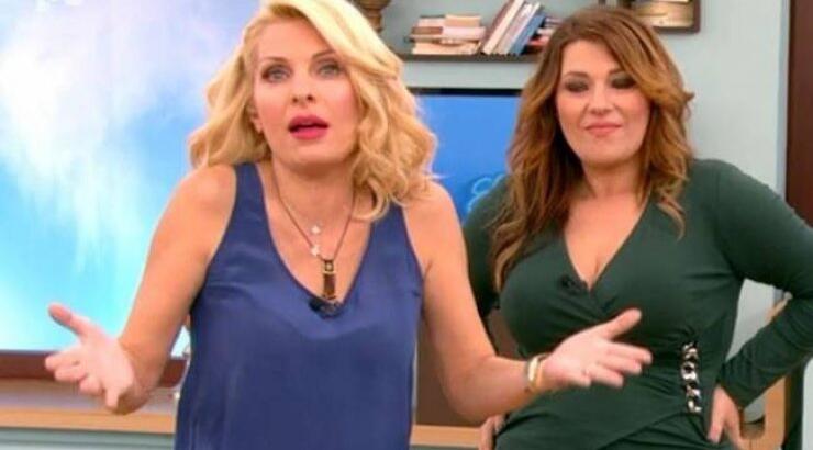 Ελένη Μενεγάκη: Δε θα πιστεύετε γιατί ο γιος της την κυνηγά!