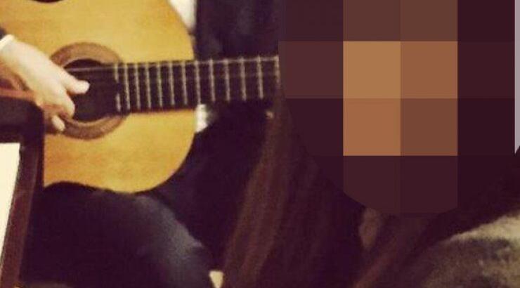  Kύπρια παρουσιάστρια σε οικογενειακό τραπέζι παίζοντας πιάνο