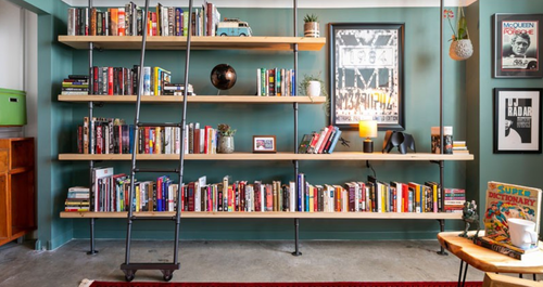 Πριν και Μετά: Ένα άδειο δωμάτιο – αποθήκη έγινε ένας φανταστικός χώρος διαβάσματος