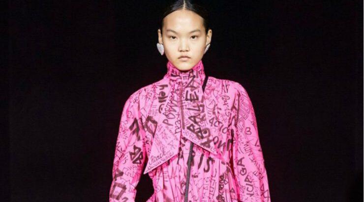 Balenciaga: Προτείνει ένα στιλάτο αλλά ακριβό τρόπο για να κουβαλάς ένα μπουκαλάκι νερό