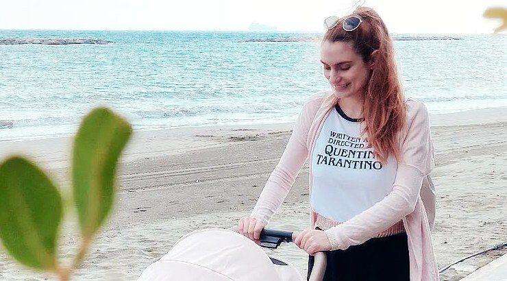 Βαρβάρα Χριστοφή: Ποζάρει αγκαλιά με την δυόμιση μηνών κόρη της ντυμένη Αγιοβασιλίτσα 