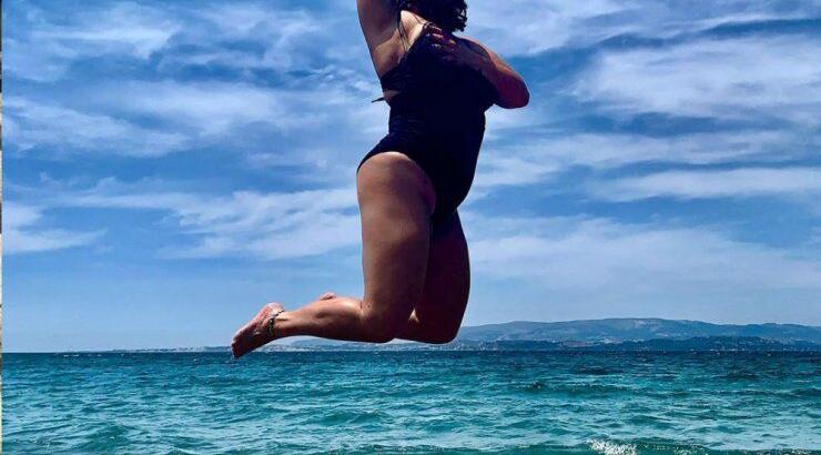 Επώνυμη Ελληνίδα ποζάρει ακομπλεξάριστη με μαγιό και στέλνει το δικό της μήνυμα