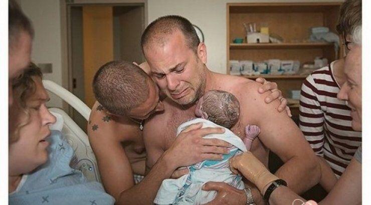 Φωτογραφία: Η στιγμή που ένα ζευγάρι αντρών αποκτά παιδί 