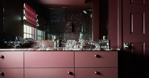 5 ”σκοτεινά” μπάνια που θα σας κάνουν να απορρίψετε μια και καλή τα ολόλευκα