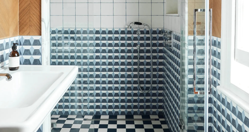 8 μεγάλες ιδέες για μικρά (και όμορφα) μπάνια