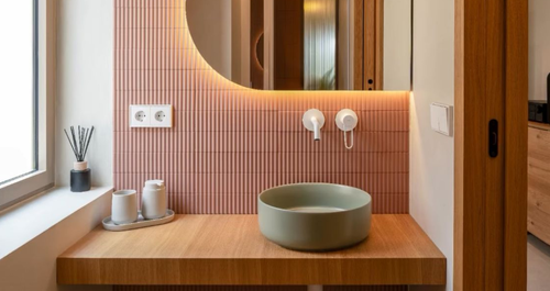 Όταν ο καθρέφτης και τα πλακάκια απογειώνουν ένα μικρό μπάνιο