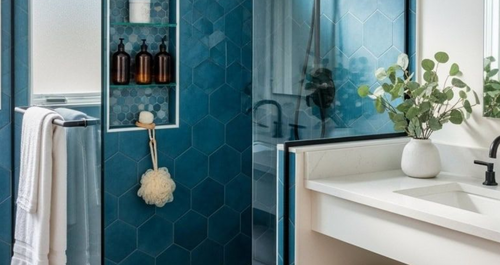 Μια ωραία, γεωμετρική μπλε ντουζιέρα για έμπνευση