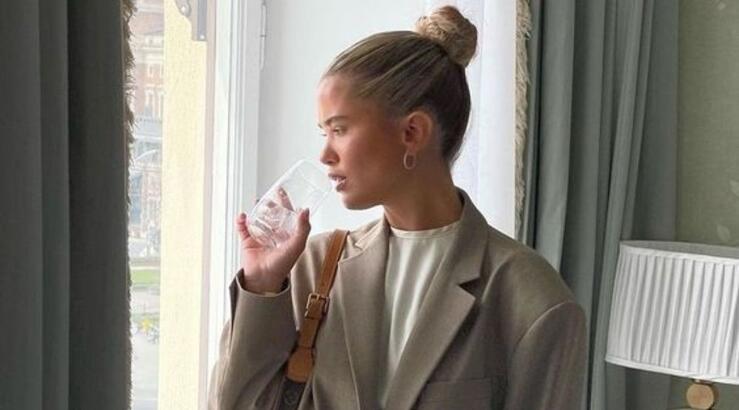 To hairstyle που αξίζει να δοκιμάσεις αν τα μαλλιά σου λαδώνουν γρήγορα