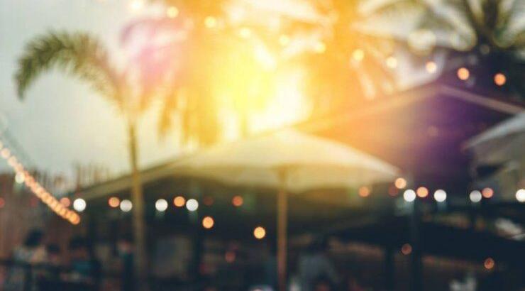 10 στέκια εκεί που “σκάει” το κύμα που θα γίνουν τα απόλυτα hot spots του φετινού καλοκαιριού