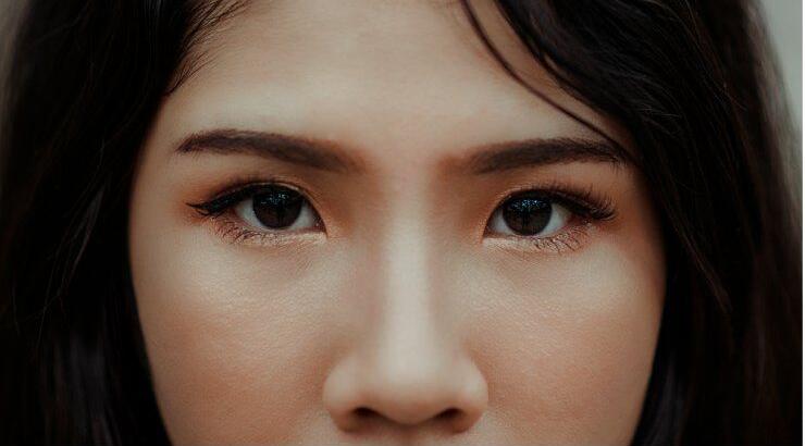 Όλα τα μυστικά που πρέπει να γνωρίζετε για πλούσια και όμορφα φρύδια