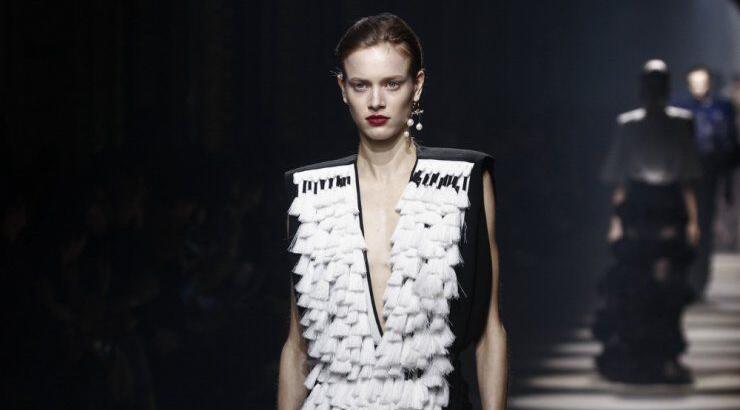 Με αυτό τον τρόπο θα δείχνουν πιο έντονα τα ζυγωματικά σου