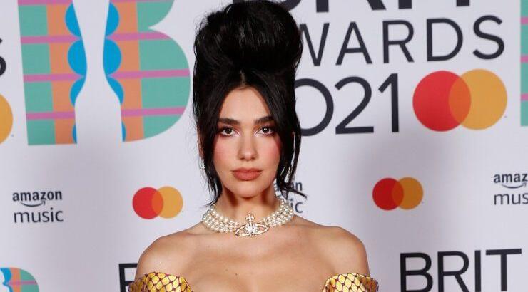 Dua Lipa: To hair look της στα Brit Awards 2021 που θύμιζε Amy Winehouse