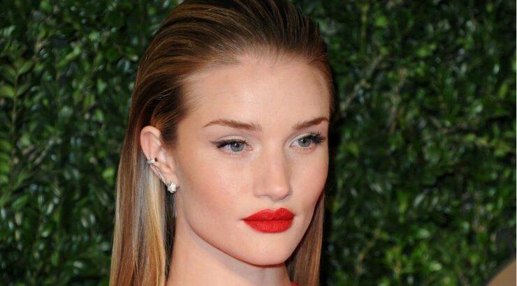 Βρήκαμε και σου παρουσιάζουμε πέντε κραγιόν που δεν φεύγουν με τίποτα