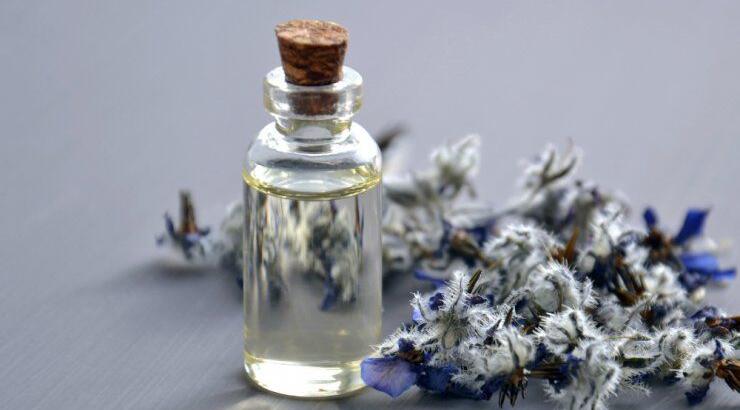 Πώς να φτιάξετε μόνες το δικό σας άρωμα