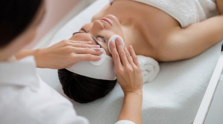 Βαθύς καθαρισμός προσώπου μετά τις διακοπές