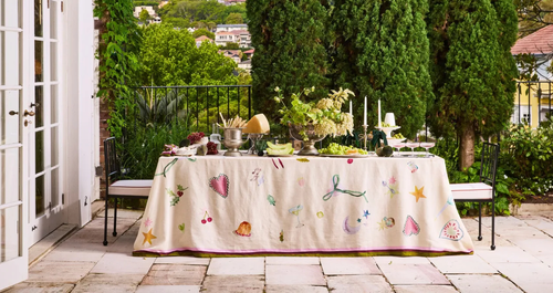 Μια συλλογή tableware εμπνευσμένη από τα Χριστούγεννα, για χρήση ολόχρονα