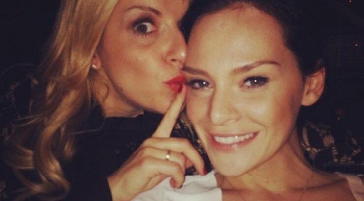 Υβόννη Μπόσνιακ: Πήγε για πίτσα με την κουμπάρα της, Μαρία Μπεκατώρου!