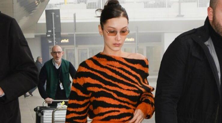 H Bella Hadid φόρεσε το print της σεζόν επιλέγοντας ένα Mango πουλόβερ