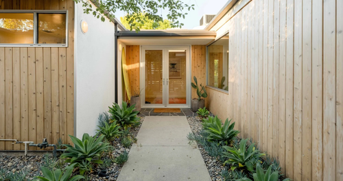 Ένα κρυμμένο, πλήρως ανακαινισμένο mid-century σπίτι στην Καλιφόρνια