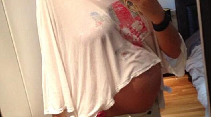 Η εγκυμονούσα Νάταλυ Θάνου μάς δείχνει την κοιλιά της