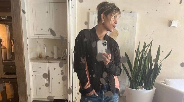 Halle Berry: Προσπαθεί να φορέσει το στενό της παντελόνι και έχει ξαπλώσει στο έδαφος [βίντεο]