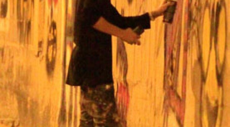 Δείτε τον Justin Bieber να κάνει graffiti σε τοίχο του Rio!